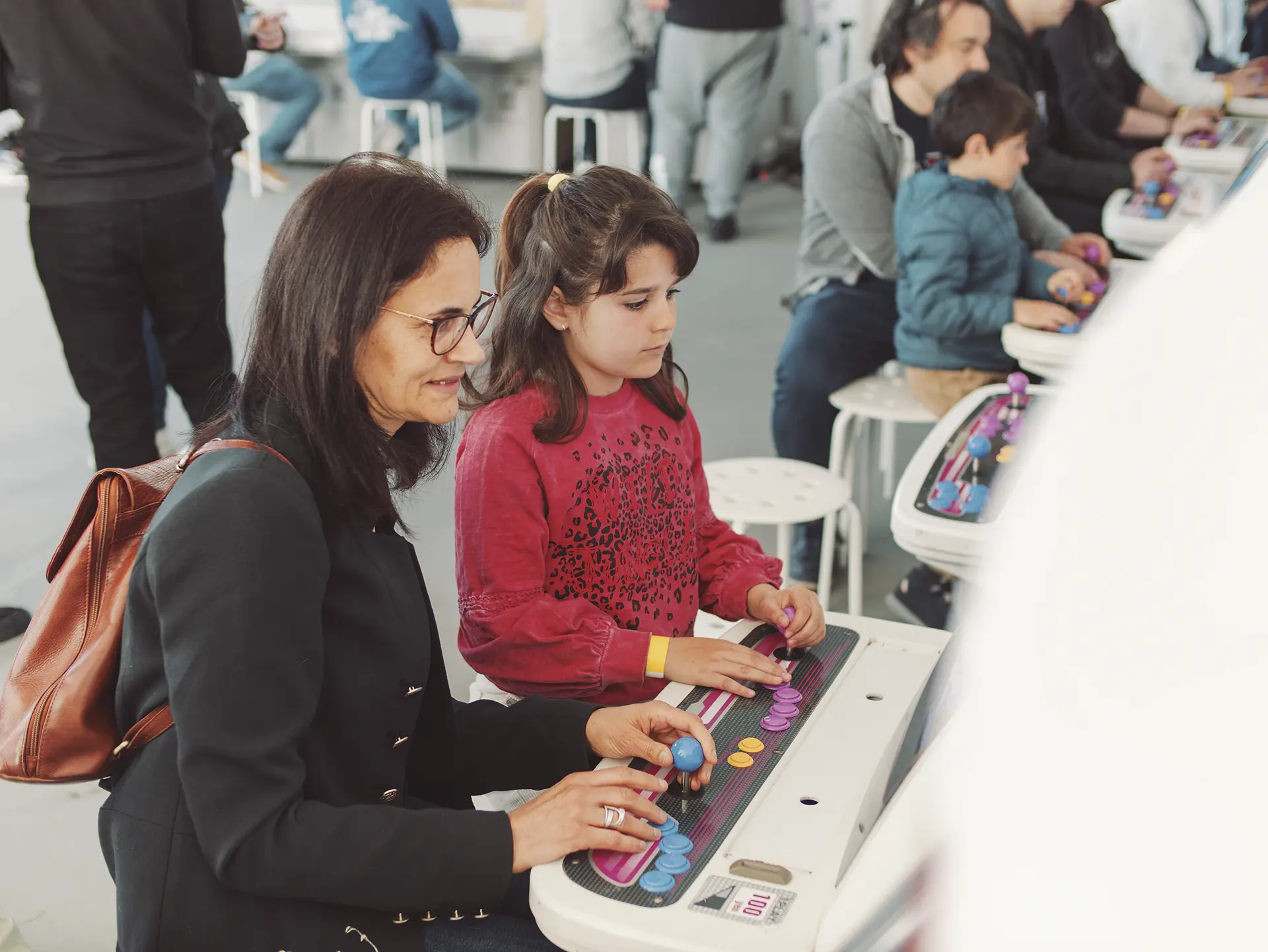 Madre con hija jugando a máquinas rettro en Mikado