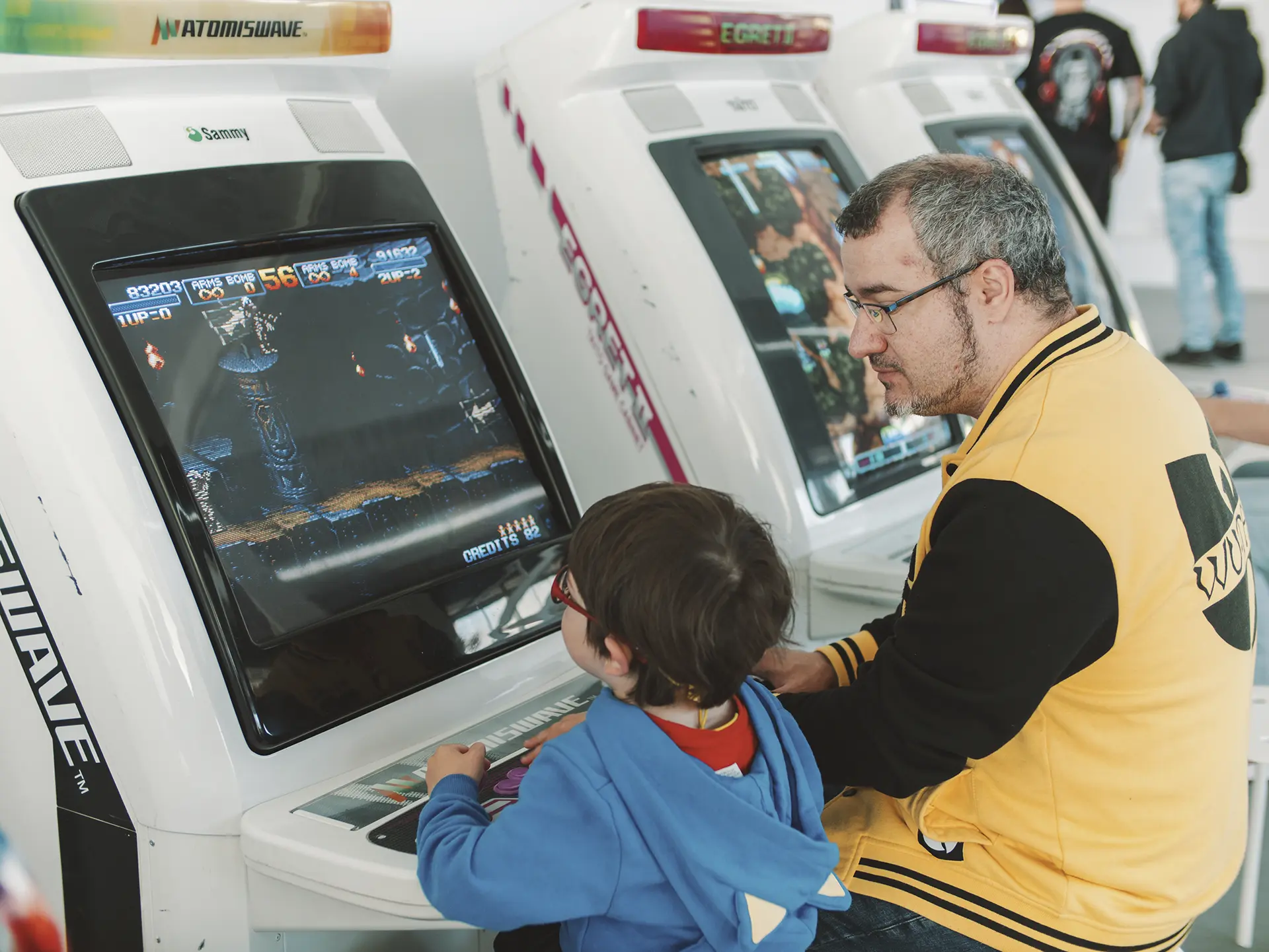 Padre e hijo jugando a maquina arcade en Mikado Valladolid